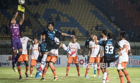 Penjaga gawang Perseru Serui M Bimasakti Andiko (kiri) berusaha menangkap bola saat pertandingan Grup A Piala Presiden di Stadion Si Jalak Harupat, Kabupaten Bandung, Jawa Barat, Selasa (12/3/2019).