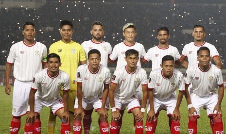 Penjaga gawang Persiba Kurniawan Kartika Ajie (belakang kedua dari kiri).