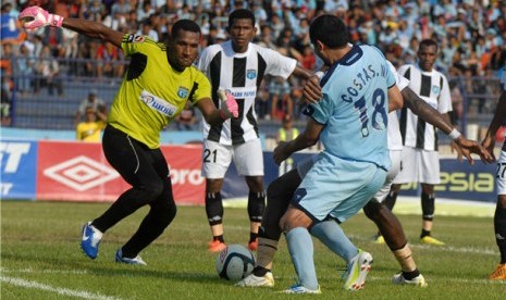 Penjaga gawang Persidafon Dafonsoro, Selsius Gebze (kiri), berusaha mengamankan bola dari jangkauan pemain Persela, Mario Ciostas (tengah), dalam laga Indonesia Super League (ISL) di stadion Surajaya, Lamongan, Kamis (14/2). 