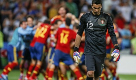  Penjaga gawang Portugal Rui Patricio meninggalkan lapangan setelah dikalahkan Spanyol dalam laga semi final Piala Eropa 2012 di Donetsk, Ukraina, Kamis (28/6) dini hari WIB. (Michael Dalder/Reuters)