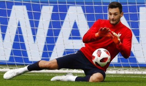 Penjaga gawang Prancis Hugo Lloris menangkap bola selama sesi pelatihan resmi pada malam semi-finalnya melawan Belgia di Piala Dunia 2018 sepak bola di St. Petersburg, Rusia, Senin, 9 Juli 2018.