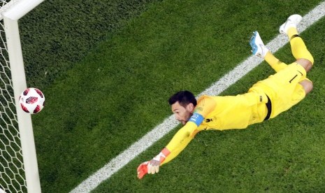 Penjaga gawang Prancis Hugo Lloris saat pertandingan semifinal Prancis vs Belgia.