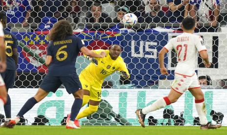  Penjaga gawang Prancis Steve Mandanda melihat bola saat menyerang Tunisia selama pertandingan sepak bola grup D Piala Dunia di Stadion Education City di Al Rayyan, Qatar, Rabu, 30 November 2022. 