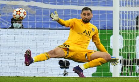 Penjaga gawang PSG Gianluigi Donnarumma gagal menghentikan tembakan Real Madrid Karim Benzema pada pertandingan leg kedua babak 16 besar Liga Champions antara Real Madrid dan Paris Saint-Germain di stadion Santiago Bernabeu di Madrid, Spanyol, Rabu, 9 Maret, 2022.