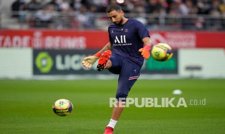  Penjaga gawang PSG Gianluigi Donnarumma melakukan pemanasan sebelum pertandingan sepak bola Prancis League One antara Reims dan Paris Saint-Germain, di Stade Auguste-Delaune di Reims, Prancis, Senin (30/8) dini hari WIB. 