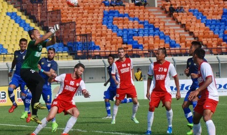 Penjaga gawang PSM Makassar Rivky Deython Mokodompit (kedua kiri) menepis bola saat pertandingan melawan Persiba Balikpapan Marlon Da Silva De Moura (ketiga kiri) pada laga lanjutan Grup C Piala Presiden 2017 di Stadion Si Jalak Harupat Soreang, Kabupaten 