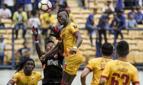 Penjaga gawang PSM Makassar Syaiful (kedua kiri) berusaha menghalau sundulan pemain Sriwijaya FC Mahamadou N'Diaye (tengah) pada laga lanjutan Grup A Piala Presiden 2018 di Stadion Gelora Bandung Lautan Api, Bandung, Jawa Barat, Ahad (21/1). Sriwijaya berhasil mengalahkan PSM dengan skor akhir 3-0. 