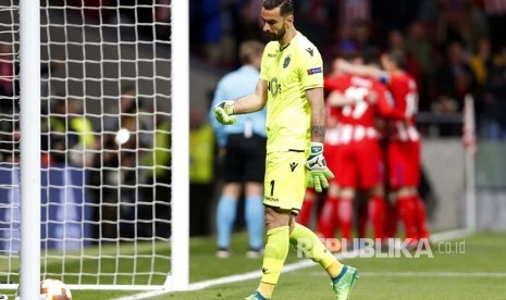 Penjaga gawang Sporting CP Rui Patricio tampak lesu saat memungut bola dari gawangnya pada pertandingan leg pertama perempat final Liga Eropa di Metropolitan Stadium, Madrid, Jumat (6/4) dini hari.