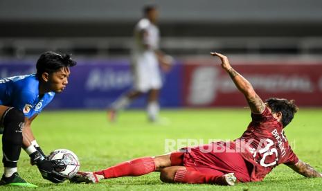 Kiper Muhammad Rizky Darmawan (kiri) akan membela Persita Tangerang pada musim 2022/2023.