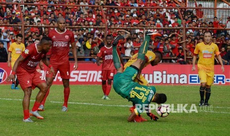 Penjaga gawang Sriwijaya FC Teja Paku Alam (kedua kanan) menahan bola pada Gojek Traveloka Liga 1 di Stadion Andi Mattalatta, Makassar, Sulawesi Selatan, Minggu (21/5). PSM Makassar menang saat menjamu Sriwijaya FC 1-0.