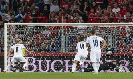 Penjaga gawang Swiss Yann Sommer, kanan, menangkap tendangan penalti Jorginho dari Italia, kiri, selama pertandingan sepak bola kualifikasi Grup C Piala Dunia 2022 antara Swiss dan Italia di stadion St. Jakob-Park di Basel, Swiss, pada hari Minggu, 5 September , 2021.