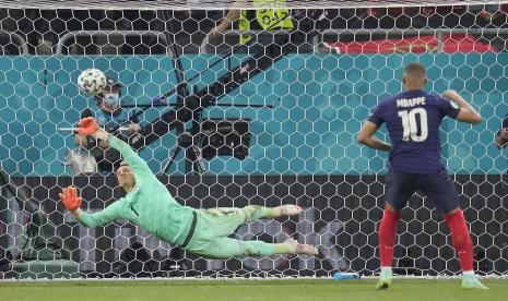 Penjaga gawang Swiss Yann Sommer menyelamatkan tendangan penalti Kylian Mbappe dari Prancis saat pertandingan babak 16 besar Piala Eropa 2020 antara Prancis dan Swiss di stadion National Arena di Bucharest, Rumania.