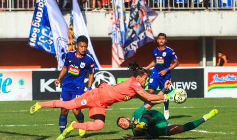 Aksi Jandia Eka Putra (kedua kiri) saat masih membela PSIS Semarang. Jandia meninggalkan PSIS mulai Rabu (8/6/2022).