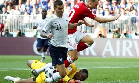 Penjaga gawang Timnas Prancis, Steve Mandanda saat menghadang laju serangan Timnas Denmark di Piala Dunia 2018, Rusia