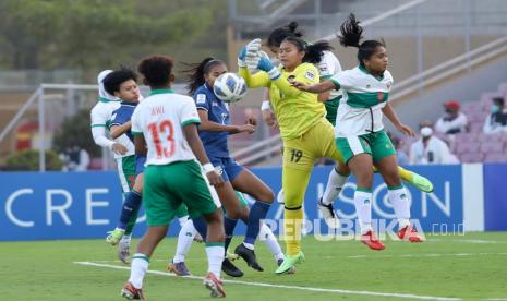 Penjaga gawang timnas putri Indonesia Fani (kedua kanan) mencoba menangkap bola saat bertanding melawan timnas putri Thailand dalam laga Grup B Piala Asia 2022 di DY Patil Stadion, Navi Mumbai, India, Senin (24/1/2022). Timnas putri Indonesia kalah 0-4.