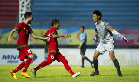  Penjaga gawang Timnas U-23 Indonesia, Kurnia Meiga Hermansyah (kanan) bersama rekannya melakukan selebrasi setelah mengalahkan Turki di Stadion Gelora Sriwijaya Jakabaring, Palembang, Sumsel, Jumat (27/9). 