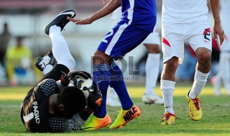  Penjaga gawang Timor Leste Fabio Augusto Da Silva Pereira berebut bola dengan pemain Laos dalam pertandingan perebutan juara ketiga Piala AFF U19 di Stadion Deltra Sidoarjo, Ahad (22/9).  (Republika/Edwin Dwi Putranto)