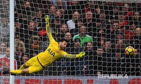 Penjaga gawang Tottenham Hostpu gagal menghadang bola yang meluncur ke gawangnya.