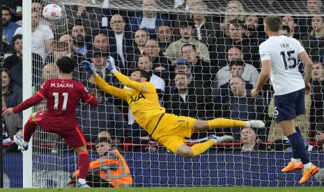 Penjaga gawang Tottenham Hugo Lloris (tengah) berhadapan dengan pemain Liverpool Mohamed Salah (kiri) pada pertandingan sepak bola Liga Inggris antara Liverpool FC dan Tottenham Hotspur di Liverpool, Inggris, Ahad (8/5/2022) dini hari WIB. 