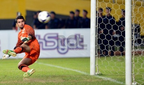  Penjaga gawang Turki Hayrullah Mert Akyuz gagal memblok tendangan Pesepakbola Indonesia dalam adu pinalti pada semi final sepak bola Islamic Solidarity Games (ISG) III di Stadion Gelora Sriwijaya Jakabaring, Palembang, Sumsel, Jumat (27/9).   (Republika/P