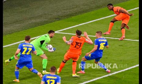  Penjaga gawang Ukraina Heorhiy Bushchan menyelamatkan gawang dalam laga perdana Grup C Euro 2020 antara Belanda melawan Ukraina di Johan Cruijff Arena, Amsterdam, Belanda, Senin (14/6) dini hari WIB.