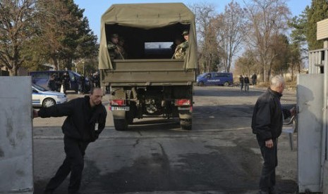 Penjaga menutup gerbang pusat penampungan pengungsi Harmanli setelah tentara Bulgaria diterjunkan, Jumat, 25 November 2016. Sebanyak 400 migran ditahan setelah bentrok dengan polisi.