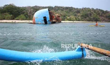 Penjaga pantai berpatroli di kawasan Pasir Putih, Pantai Pangandaran, Jawa Barat.