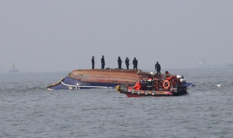 Penjaga Pantai Korea Selatan melakukan penyelamatan kapal nelayan yang terbalik 