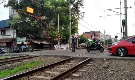 Penjaga perlintasan sebidang di Bulak Kapal, Kelurahan Aren Jaya, Bekasi Timur, Kota Bekasi.