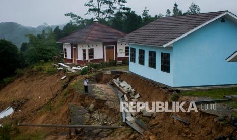 Tanah bergerak. ilustrasi