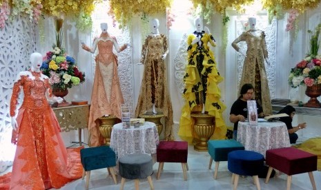 Penjaga stan berada di dekat sejumlah manekin berbusana pengantin kontemporer, pada Pameran Pernikahan (Wedding Expo) di Semarang, Jawa Tengah, Kamis (18/1).