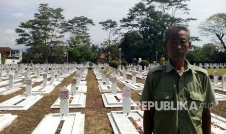 Penjaga Taman Makam Pahlawan Kusumah Bangsa di Tasikmalaya, Jawa Barat, Atam hadir pada upacara penaburan bunga Hari Pahlawan, Jumat (10/11). 