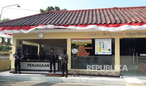 Security in the Indramayu police station thightened following an attack done by two perpetrators on Sunday (July 15) at dawn. Pressure cooker bomb carried by the assailants did not explode.