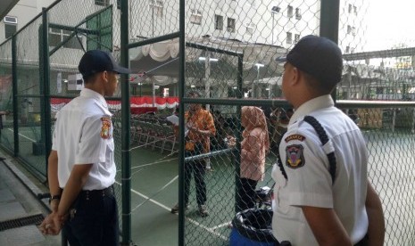 Penjagaan ketat di TPS 25 dan TPS 26 Kalibata City, Jakarta Selatan pada Rabu pagi (19/4). 