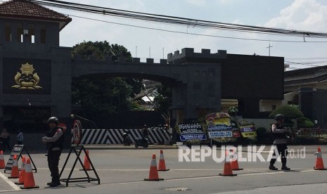 Penjagaan ketat terlihat di depan Mako Brimob, Kelapa Dua, Depok, Jawa Barat, serta dihiasi sejumlah karangan bunga yang dikirimkan dari pejabat negara, Jumat (11/5).