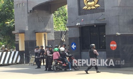 Penjagaan ketat terlihat di depan Mako Brimob, Kelapa Dua, Depok, Jawa Barat, serta dihiasi sejumlah karangan bunga yang dikirimkan dari pejabat negara, Jumat (11/5).