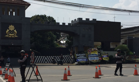 Penjagaan ketat terlihat di depan Mako Brimob, Kelapa Dua, Depok, Jawa Barat, serta dihiasi sejumlah karangan bunga yang dikirimkan dari pejabat negara, Jumat (11/5). 