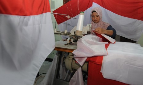 Permintaan Bendera di Tulungagung Meningkat Jelang HUT RI. Penjahit membuat bendera Merah Putih.