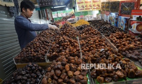 Penjaja kurma menawarkan dagangannya. Selama Ramadhan pengeluaran masyarakat tercatat naik 30 persen. Pengeluaran tinggi salah satunya untuk makanan.