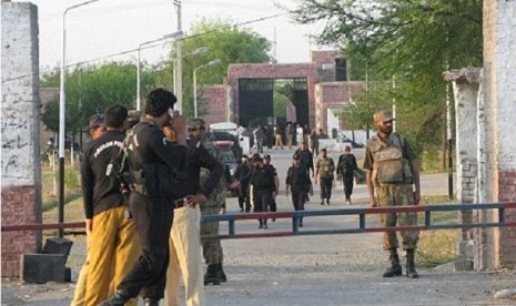 Penjara di Kota Bannu, Pakistan. Petugas berjaga di depan penjara pascaserangan pejuang Taliban yang berhasil membebaskan 400 tahanan.