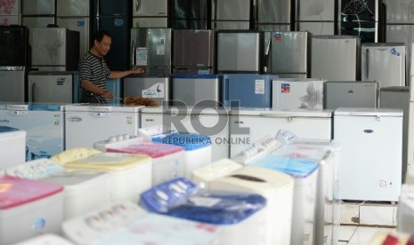 Penjual barang elektronik menunggu pembeli di Pusat penjualan elektronik, Jakarta, Selasa (10/3)