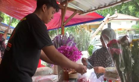 Penjual bunga di TPU Jeruk Purut, Jakarta Selatan