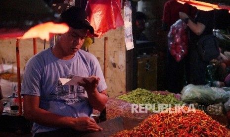 Penjual cabai rawit merah menunggu pembeli di Pasar Induk Kramat Jati, Jakarta, Kamis (26/1). Harga cabai rawit merah ditempat itu dijual Rp 110 ribu per kg. Para pedagang mengaku, harga cabai rawit merah masih akan tinggi karena kurangnya pasokan.