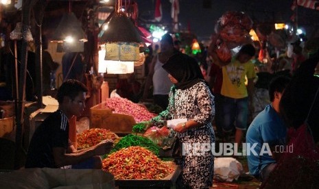 Penjual cabai rawit merah menunggu pembeli di Pasar Induk Kramat Jati, Jakarta, Kamis (26/1). Harga cabai rawit merah ditempat itu dijual Rp 110 ribu per kg. Para pedagang mengaku, harga cabai rawit merah masih akan tinggi karena kurangnya pasokan.