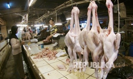 Penjual daging ayam potong melayani pembeli di Pasar Kosambi, Kota Bandung. (Republika/Edi Yusuf)