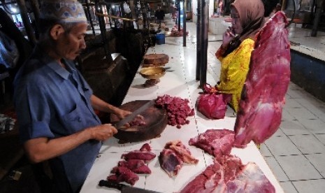 Penjual daging di pasar Kramat Jati, Jakarta Timur.