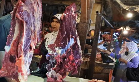 Penjual daging melayani pembeli (ilustrasi)