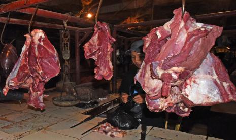 Penjual daging melayani pembeli. Stok sembako jelang Ramadhan hingga Idul Fitri di Kota Bandung dalam kondisi aman.