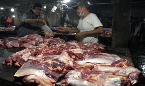 Penjual daging melayani pembeli di Pasar Terong, Makassar, Sulawesi Selatan, Kamis (21/4/2022). Harga sejumlah barang kebutuhan pokok di sejumlah pasar tradisional di Kota Makassar, Sulawesi Selatan, bergerak naik menjelang Lebaran Idul Fitri 1443 Hijriah.