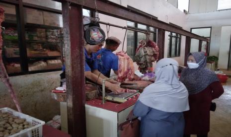 Penjual daging sapi melayani pembeli di Pasar Manis Purwokerto.